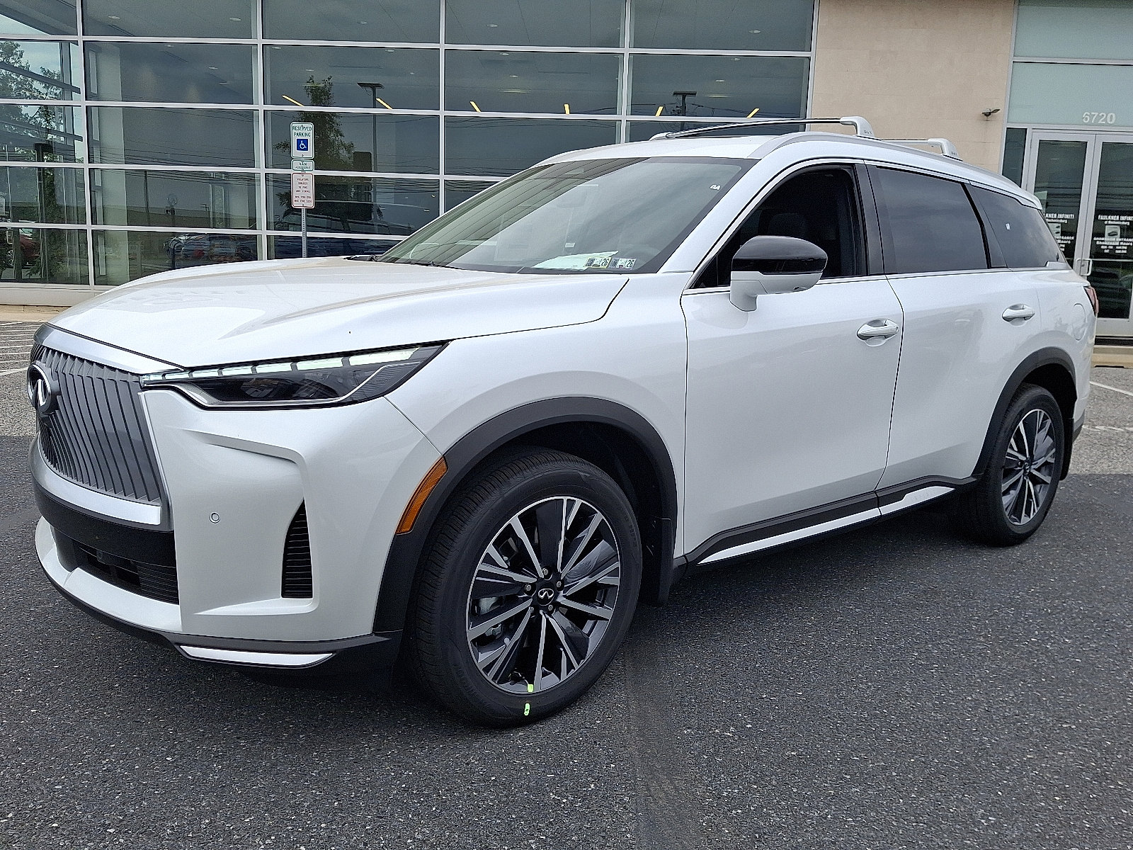 New 2026 INFINITI QX60 Luxe image 2