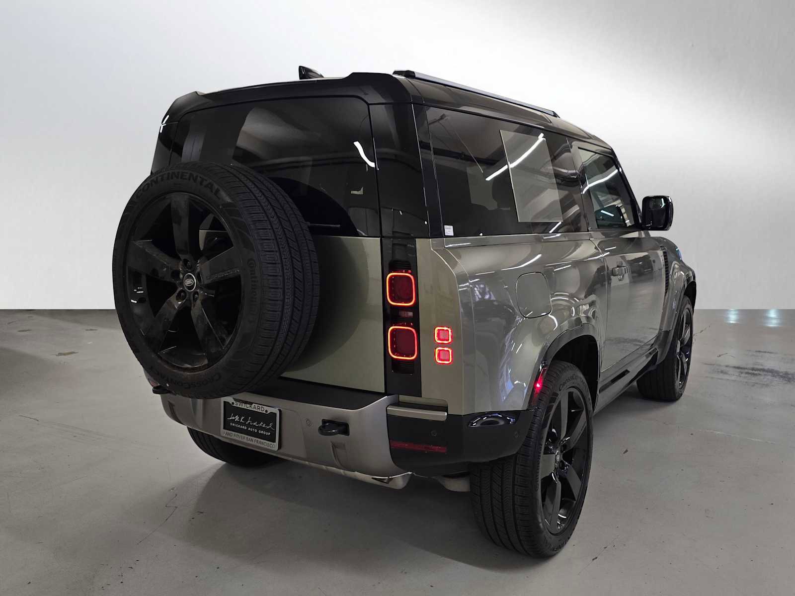 Used 2025 Land Rover Defender 90 X-Dynamic SE image 5