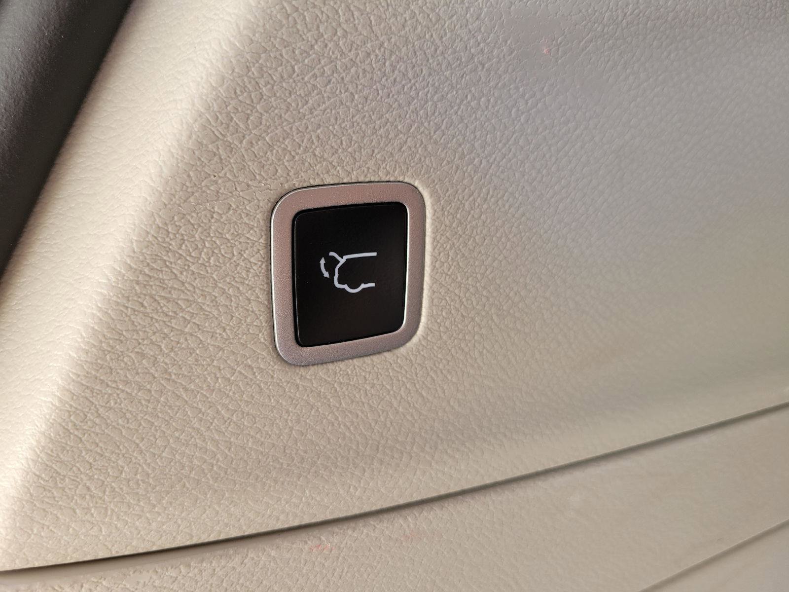 Used 2024 Chrysler Voyager LX image 28