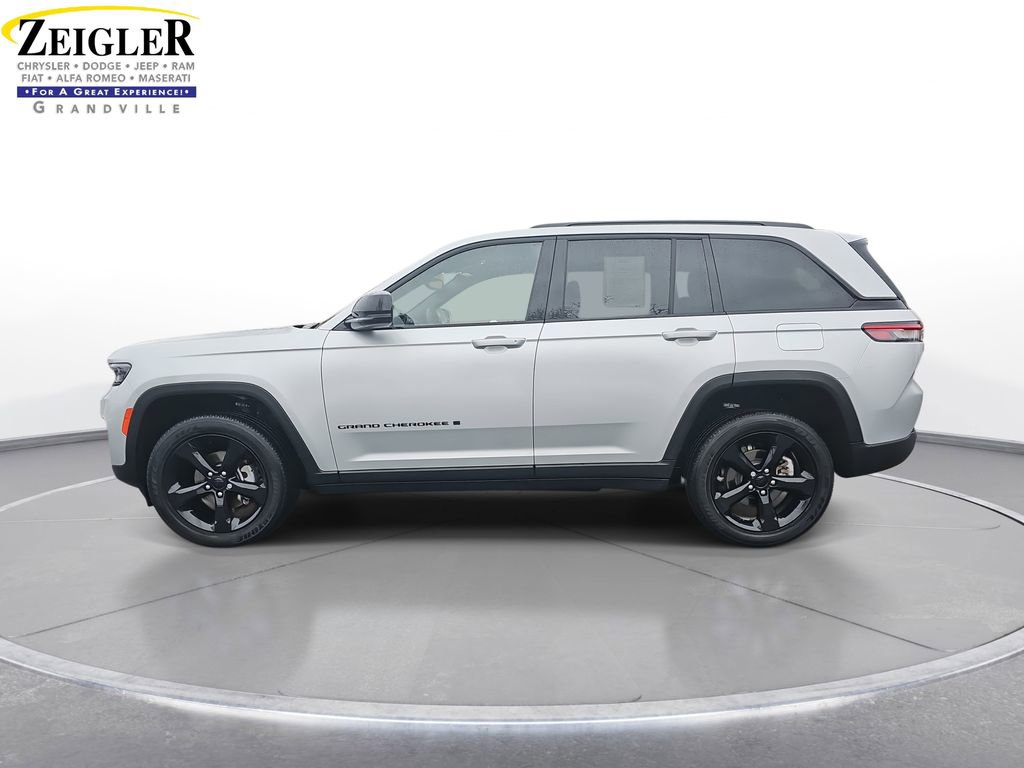 Used 2023 Jeep Grand Cherokee Altitude image 8