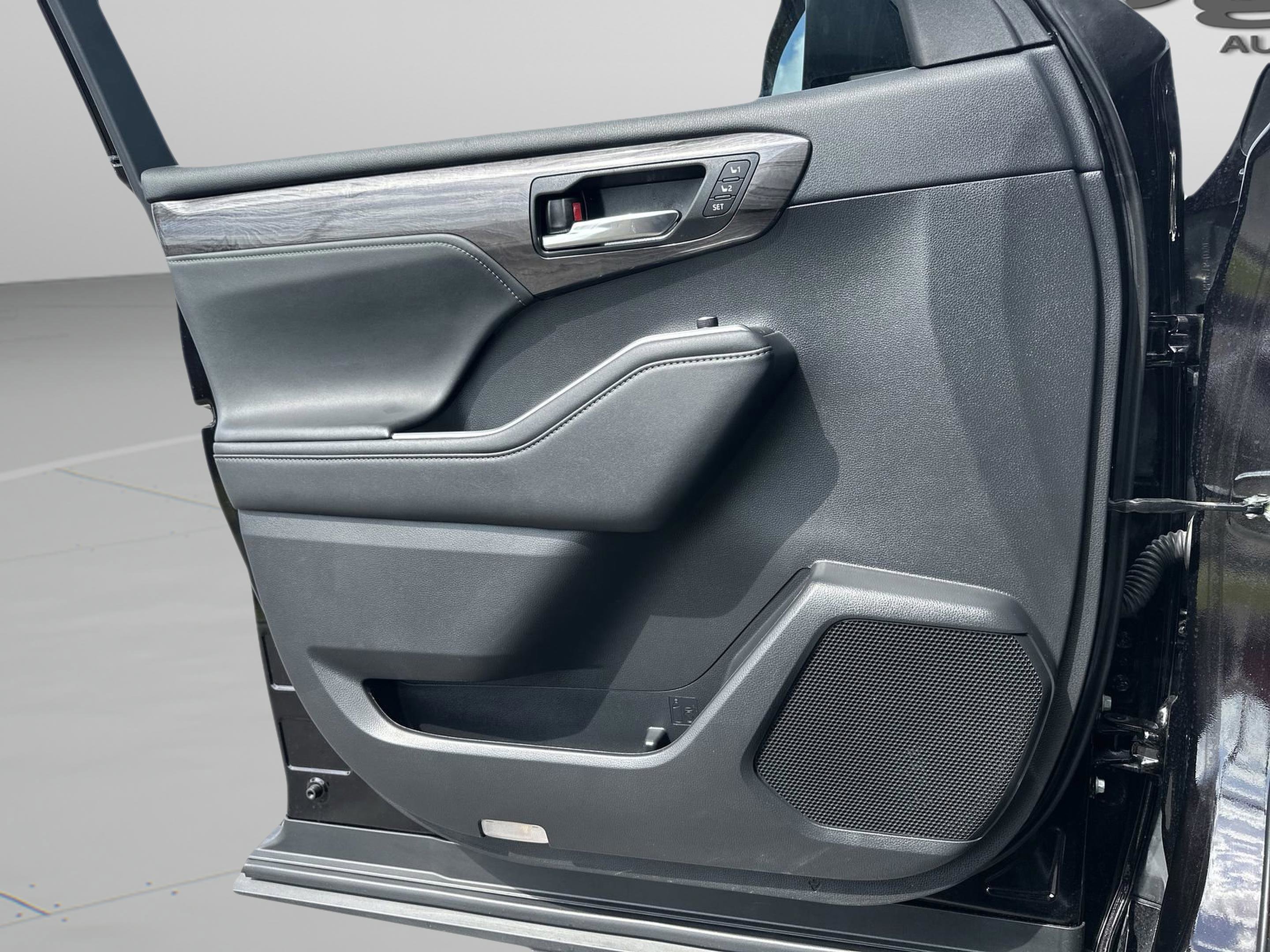 Used 2022 Toyota Highlander Limited image 17