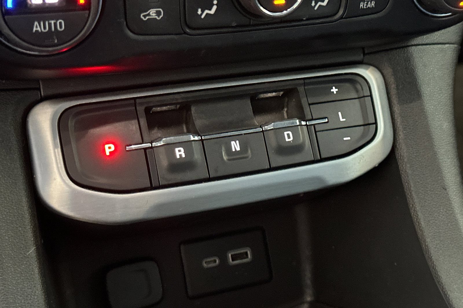 Used 2021 GMC Acadia SLE FWD image 25