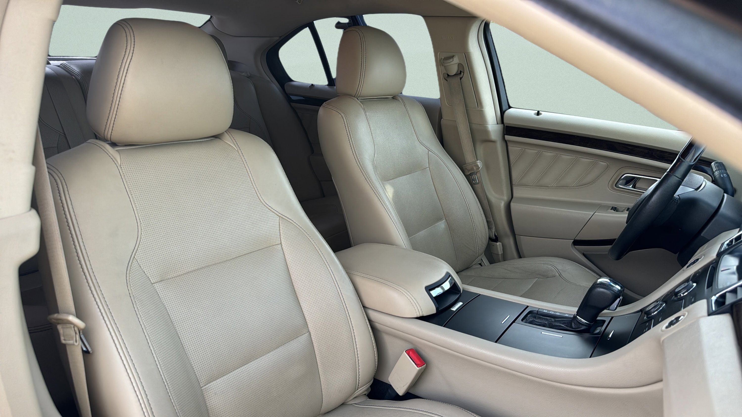 Used 2015 Ford Taurus Limited FWD image 31