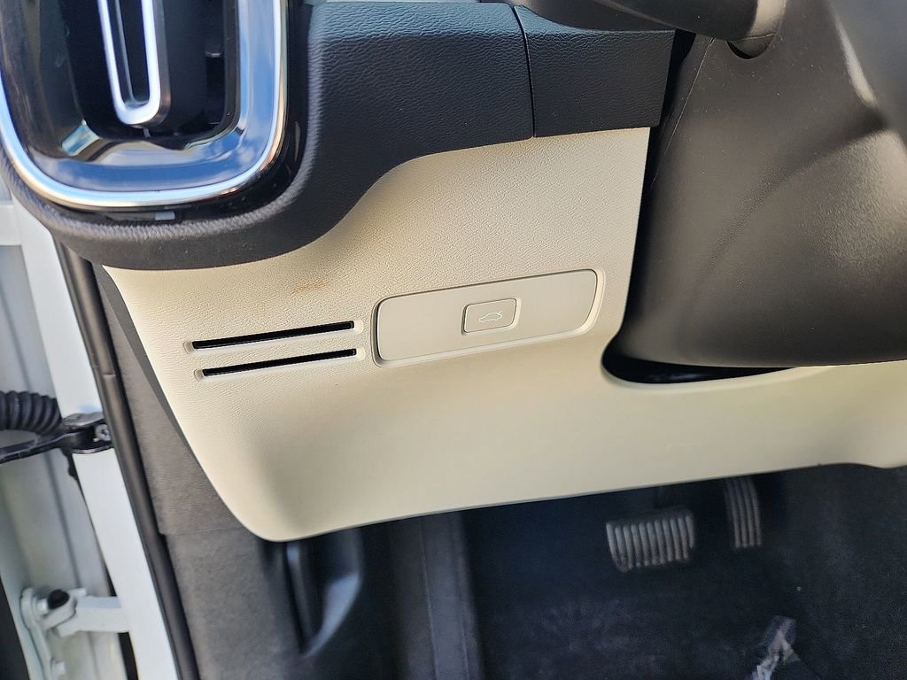 Used 2023 Volvo XC40 B5 Plus w/ Driver Assist Package image 23