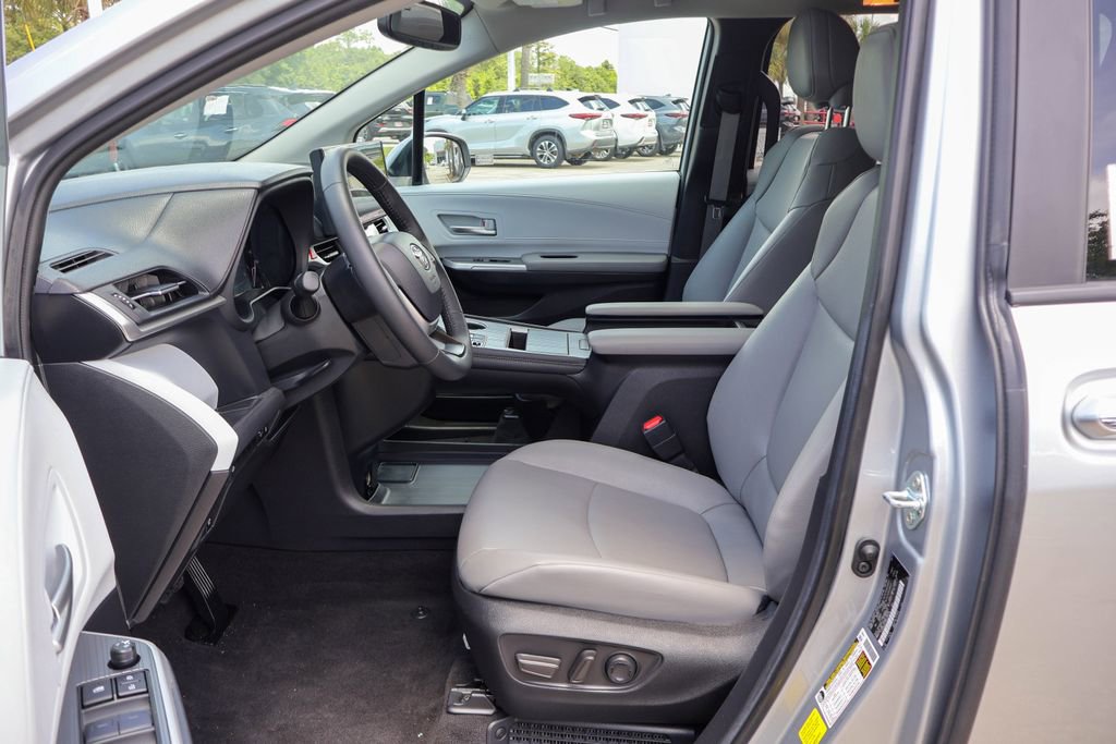 Used 2025 Toyota Sienna XLE FWD image 8