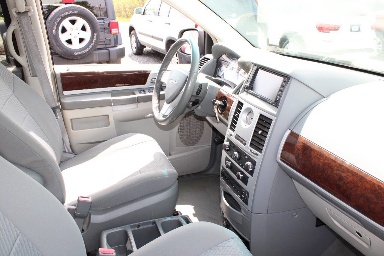 Used 2010 Chrysler Town & Country Touring w/ Entertainment Group #2 FWD image 12