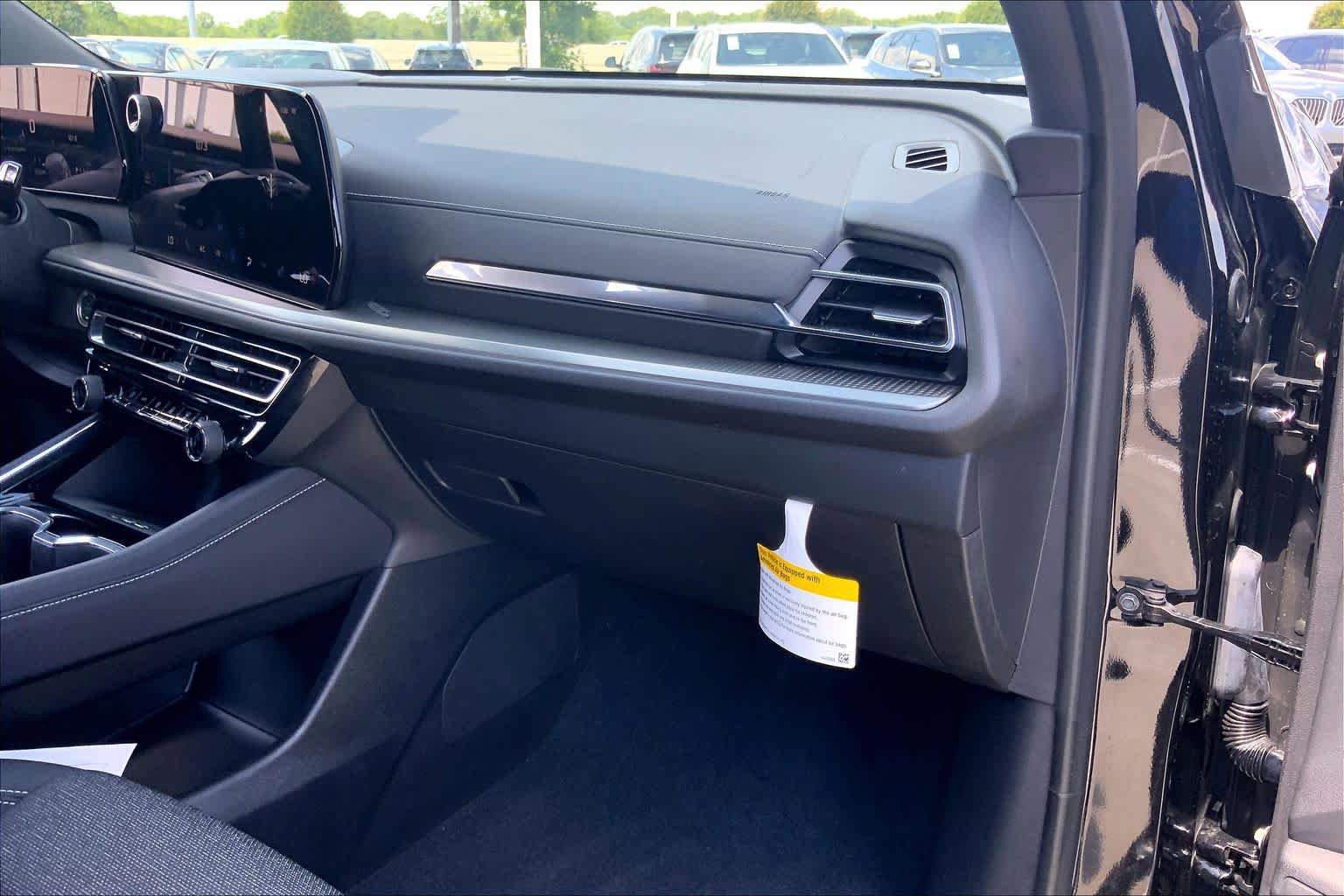 Used 2025 Chevrolet Traverse LT w/ Midnight/Sport Edition FWD image 18