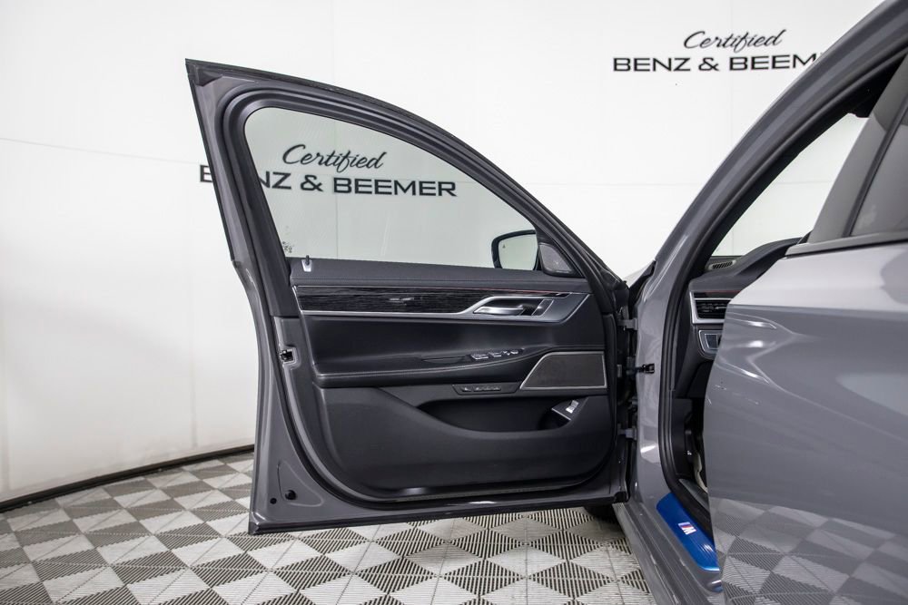 Used 2022 BMW 750i xDrive w/ M Sport Package image 21