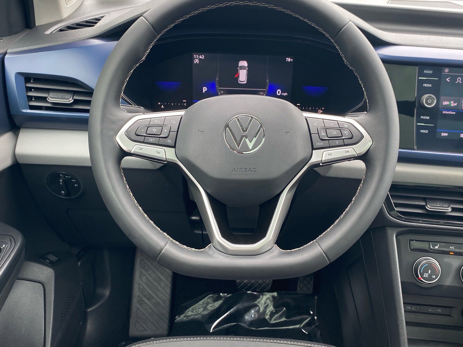 Used 2022 Volkswagen Taos SE w/ Panoramic Sunroof Package FWD image 6