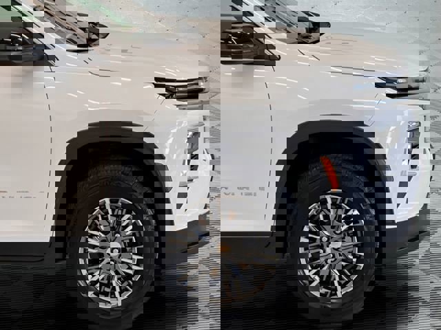 Used 2025 Chevrolet Traverse LT image 7