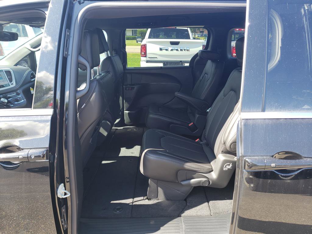 New 2026 Chrysler Pacifica Select image 12