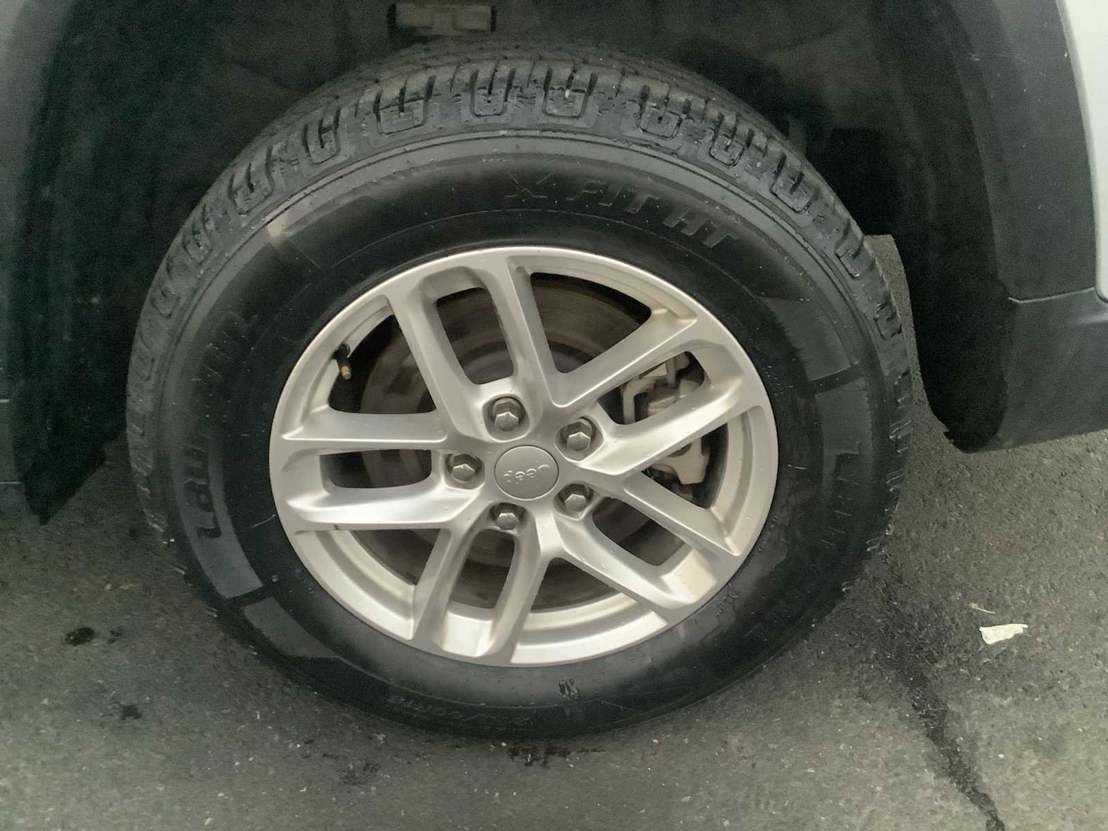 Used 2023 Jeep Grand Cherokee L Laredo image 7