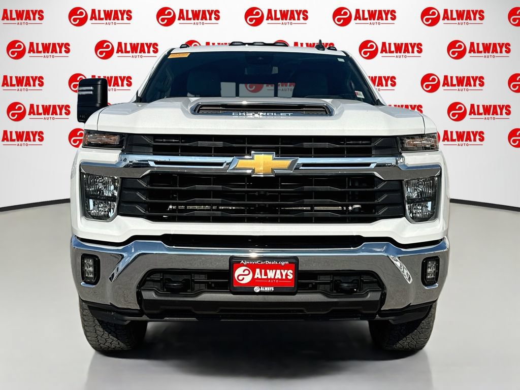Used 2024 Chevrolet Silverado 2500 LT AWD/4WD image 2