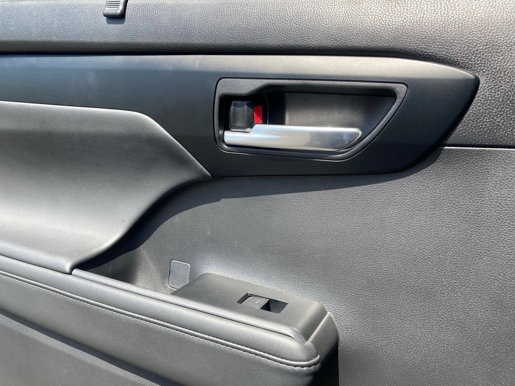 Certified 2025 Toyota Highlander XLE FWD image 12