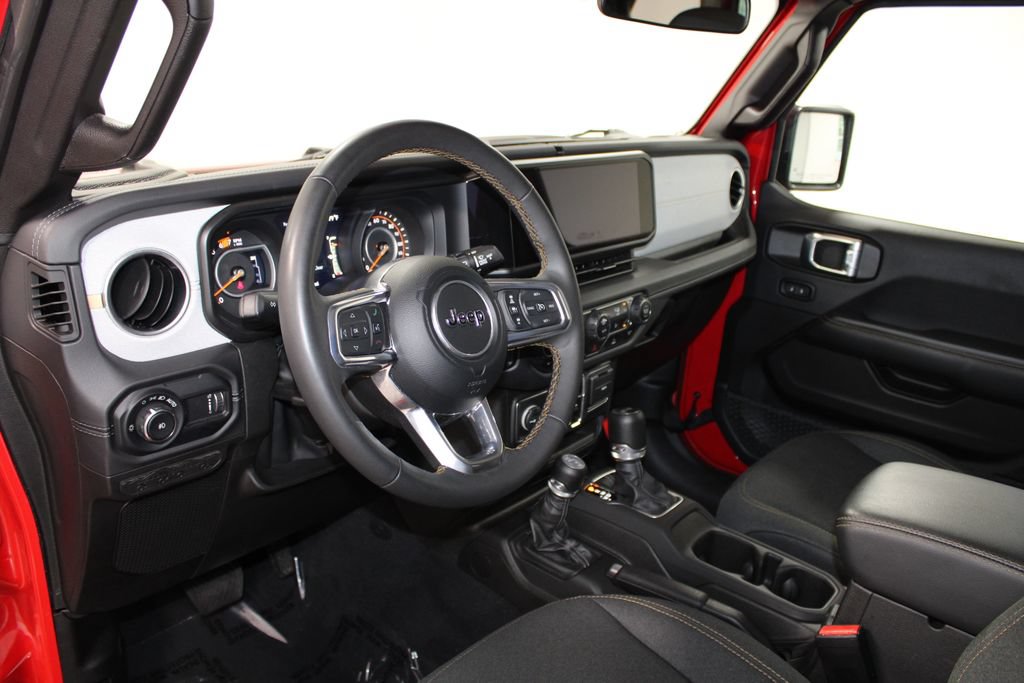 Used 2025 Jeep Wrangler Unlimited Sahara AWD/4WD image 23