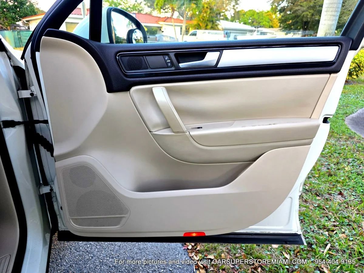 Used 2011 Volkswagen Touareg Sport image 58