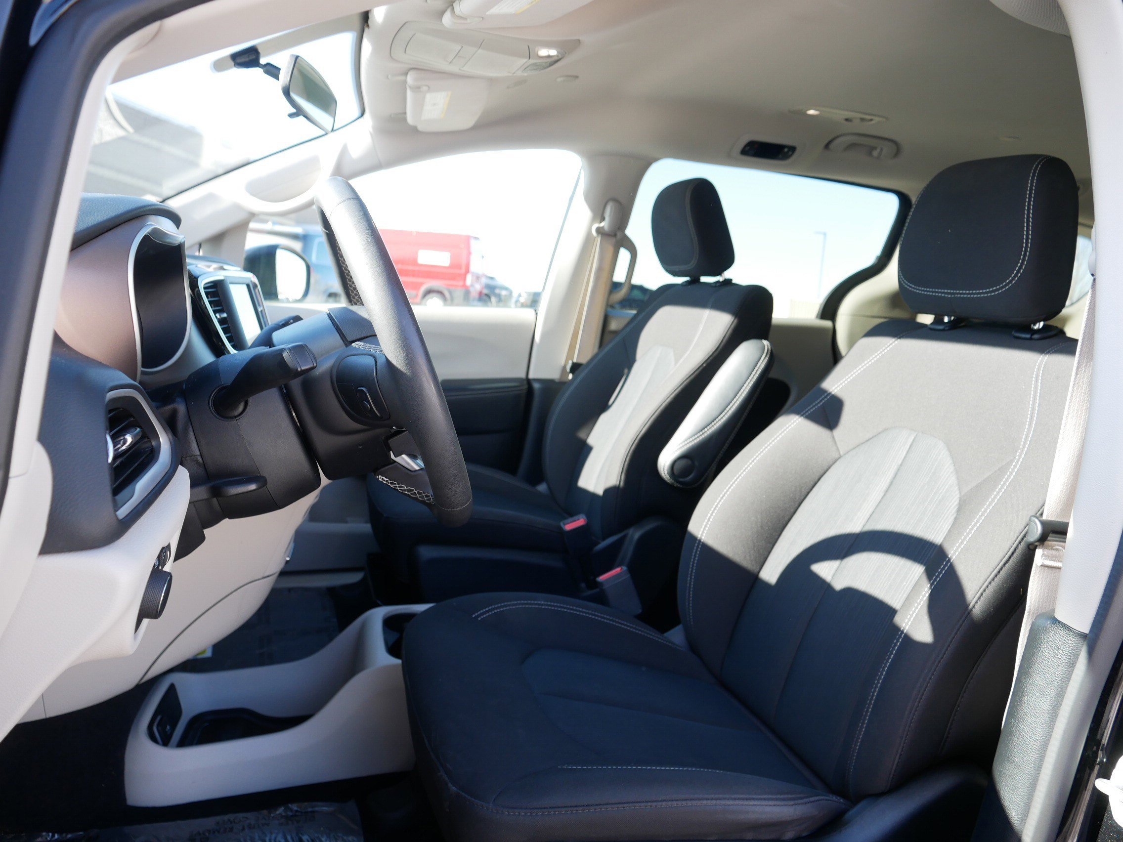 Used 2022 Chrysler Voyager LX image 33