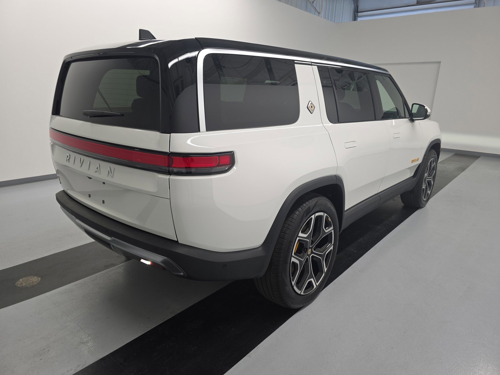 Used 2024 Rivian R1S Adventure AWD/4WD image 5