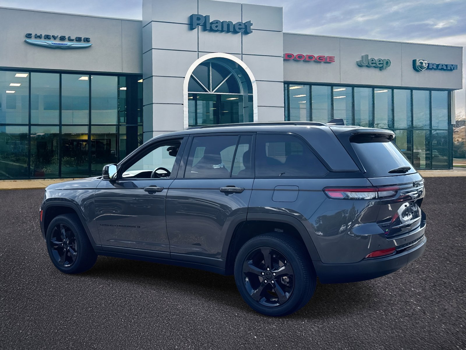 Used 2022 Jeep Grand Cherokee Altitude image 3