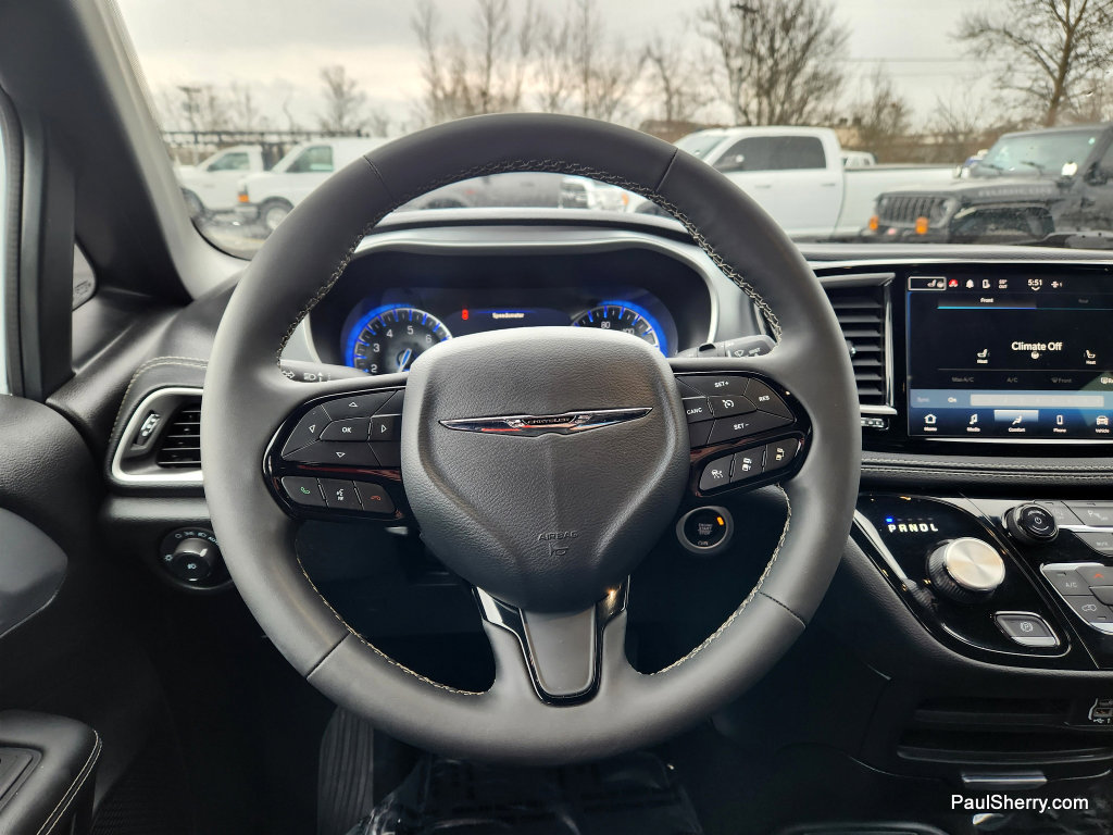 Used 2024 Chrysler Pacifica Touring image 45