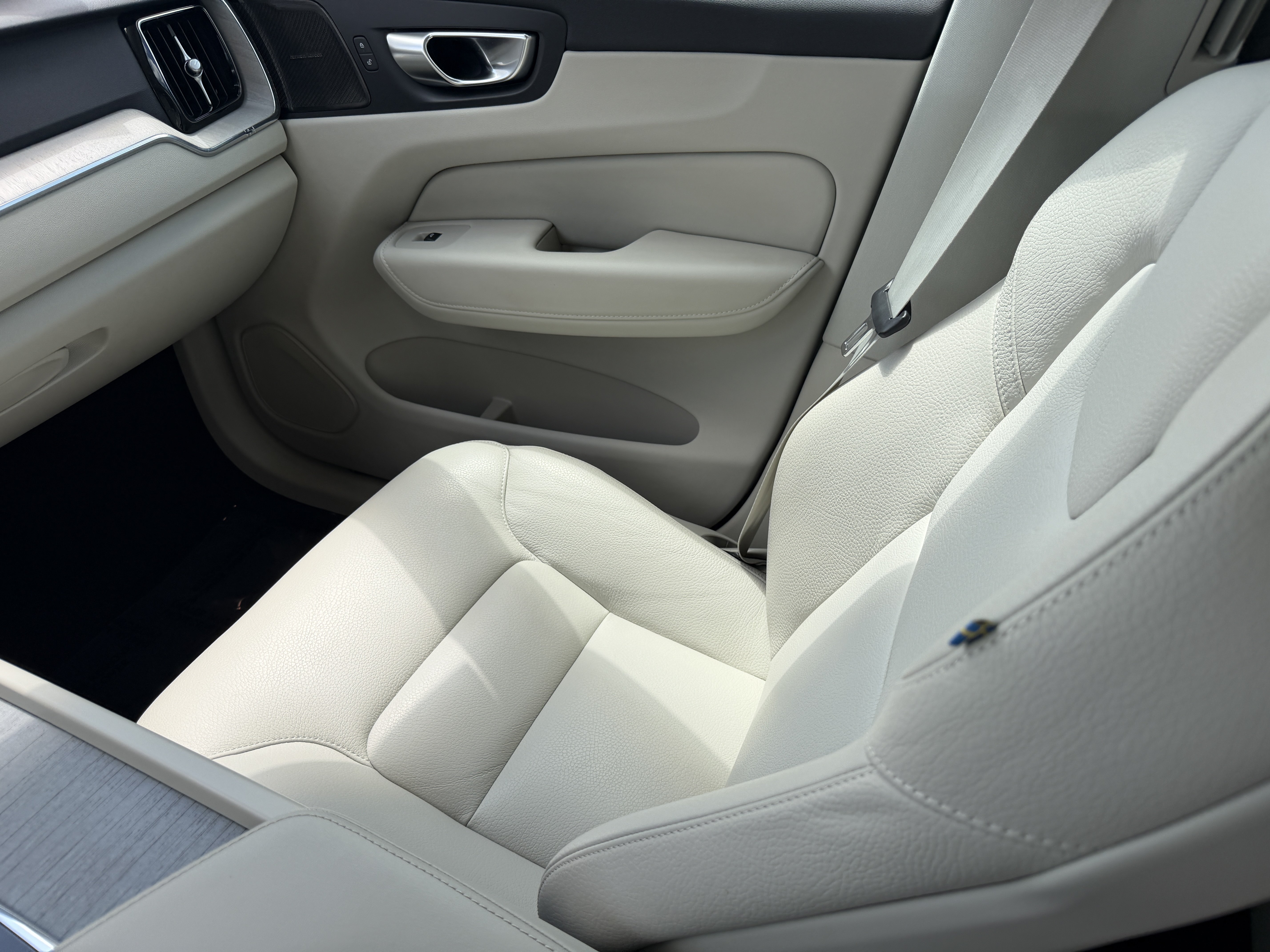 Certified 2024 Volvo XC60 B5 Plus w/ Protection Package Premier AWD/4WD image 16