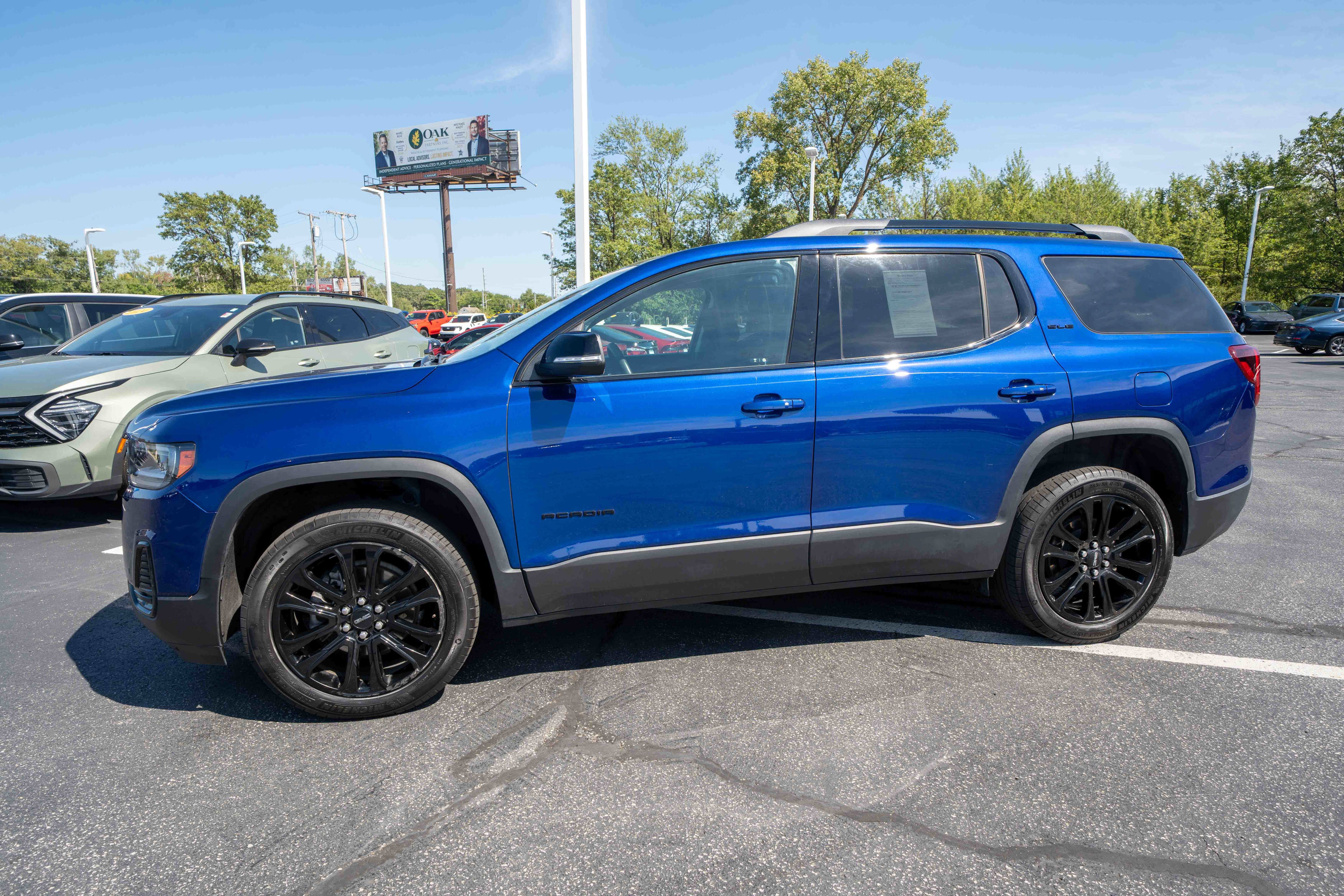 Used 2023 GMC Acadia SLE w/ Elevation Edition FWD image 3