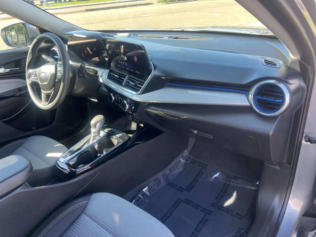 Used 2025 Chevrolet Trax LT FWD image 30