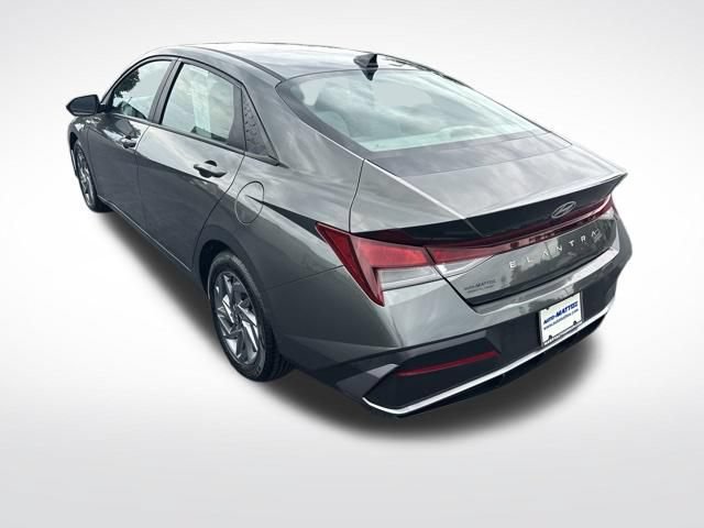 Used 2024 Hyundai Elantra SEL FWD image 3