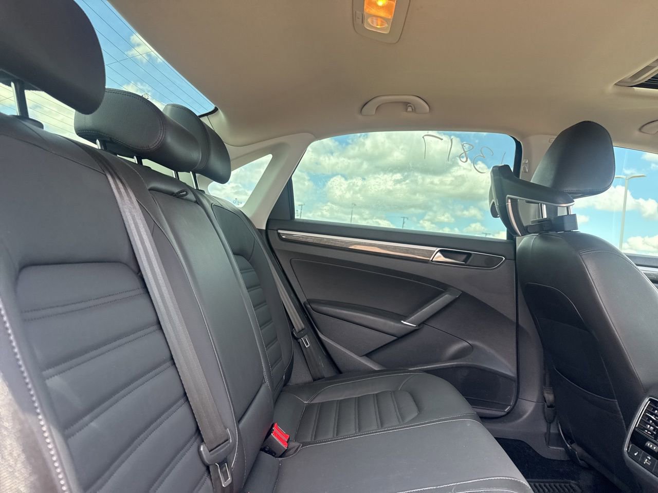 Used 2018 Volkswagen Passat 3.6 SEL Premium image 31