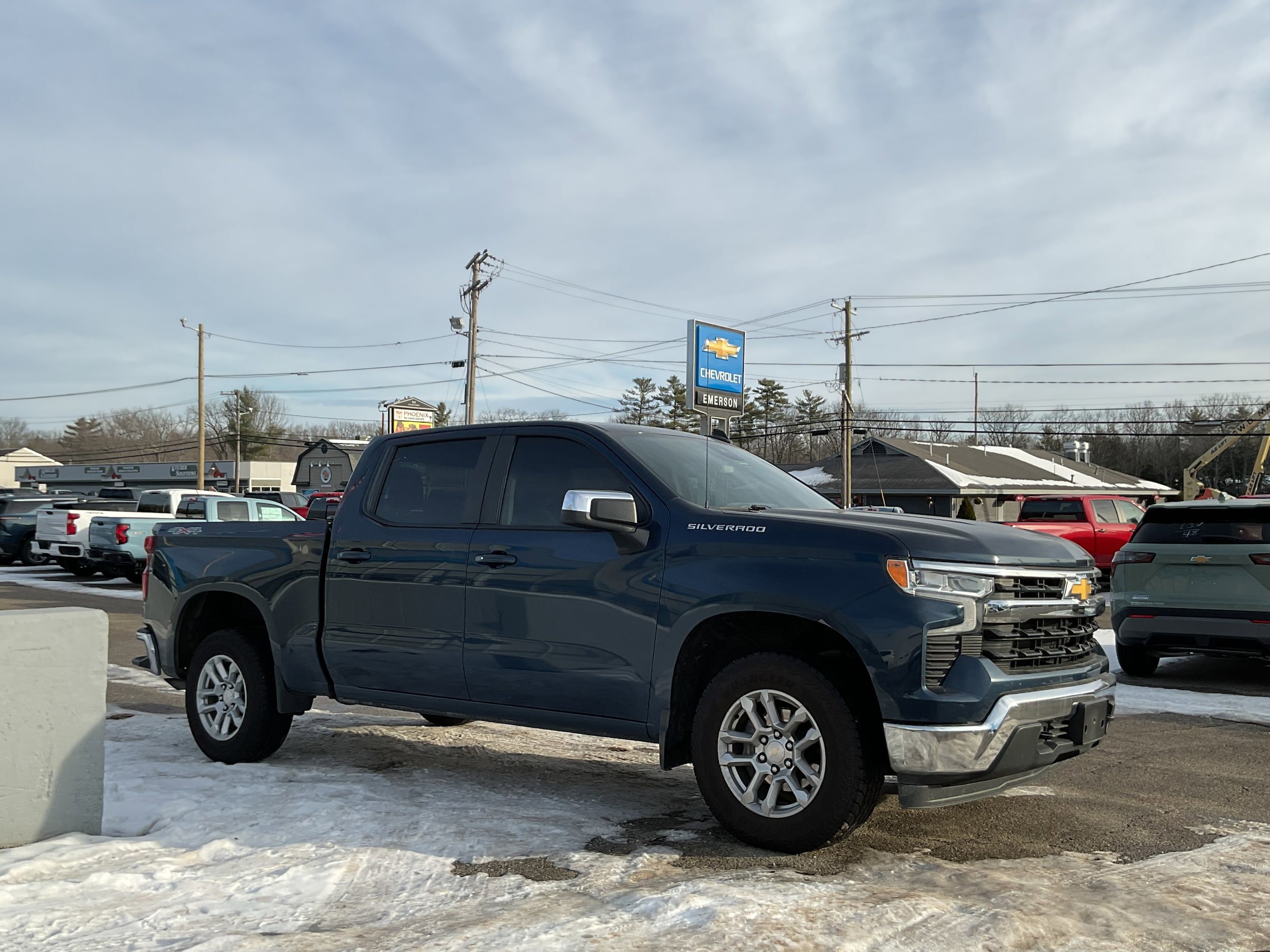 Used 2022 Chevrolet Silverado 1500 LT AWD/4WD image 2