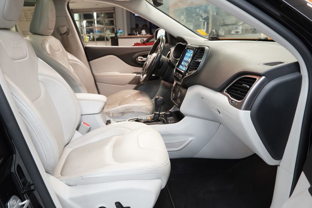 Used 2019 Jeep Cherokee Limited image 31