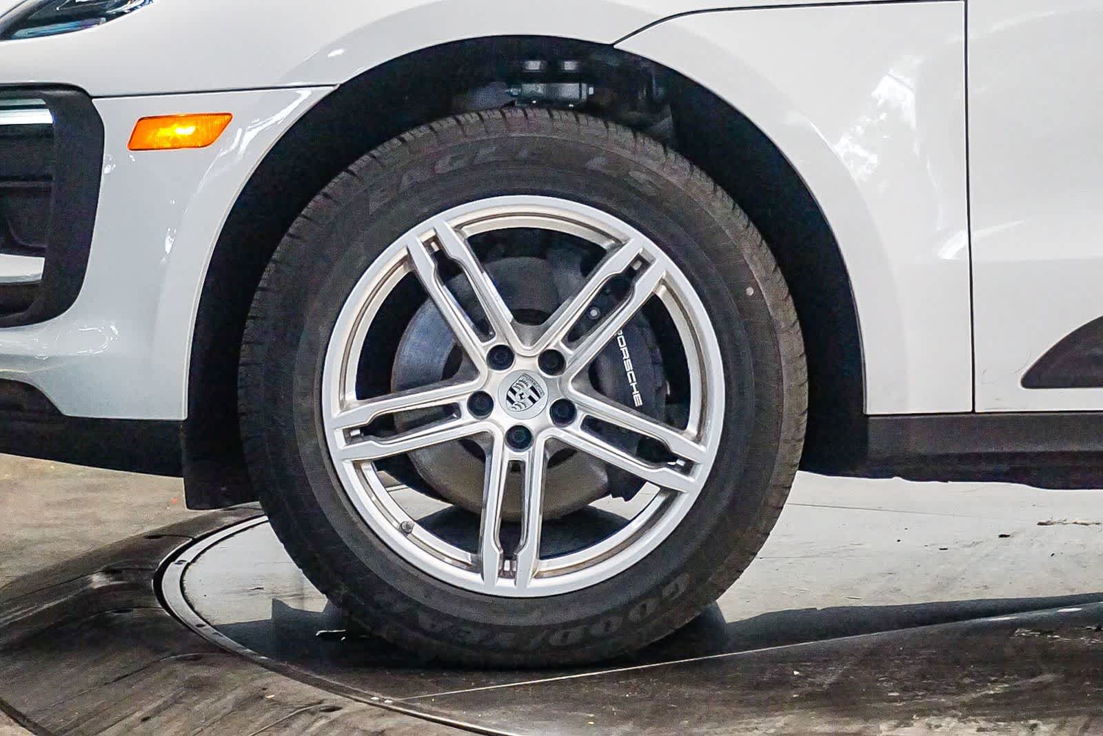 Certified 2025 Porsche Macan AWD/4WD image 9