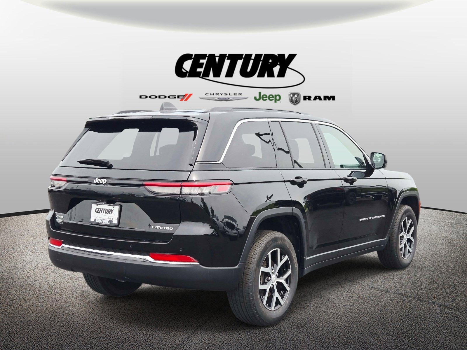 Used 2025 Jeep Grand Cherokee Limited AWD/4WD image 4