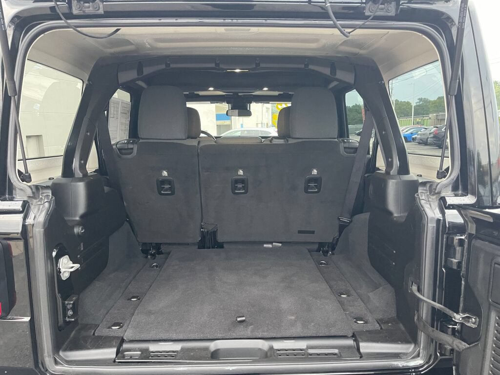 Used 2025 Jeep Wrangler Unlimited Sahara AWD/4WD image 27