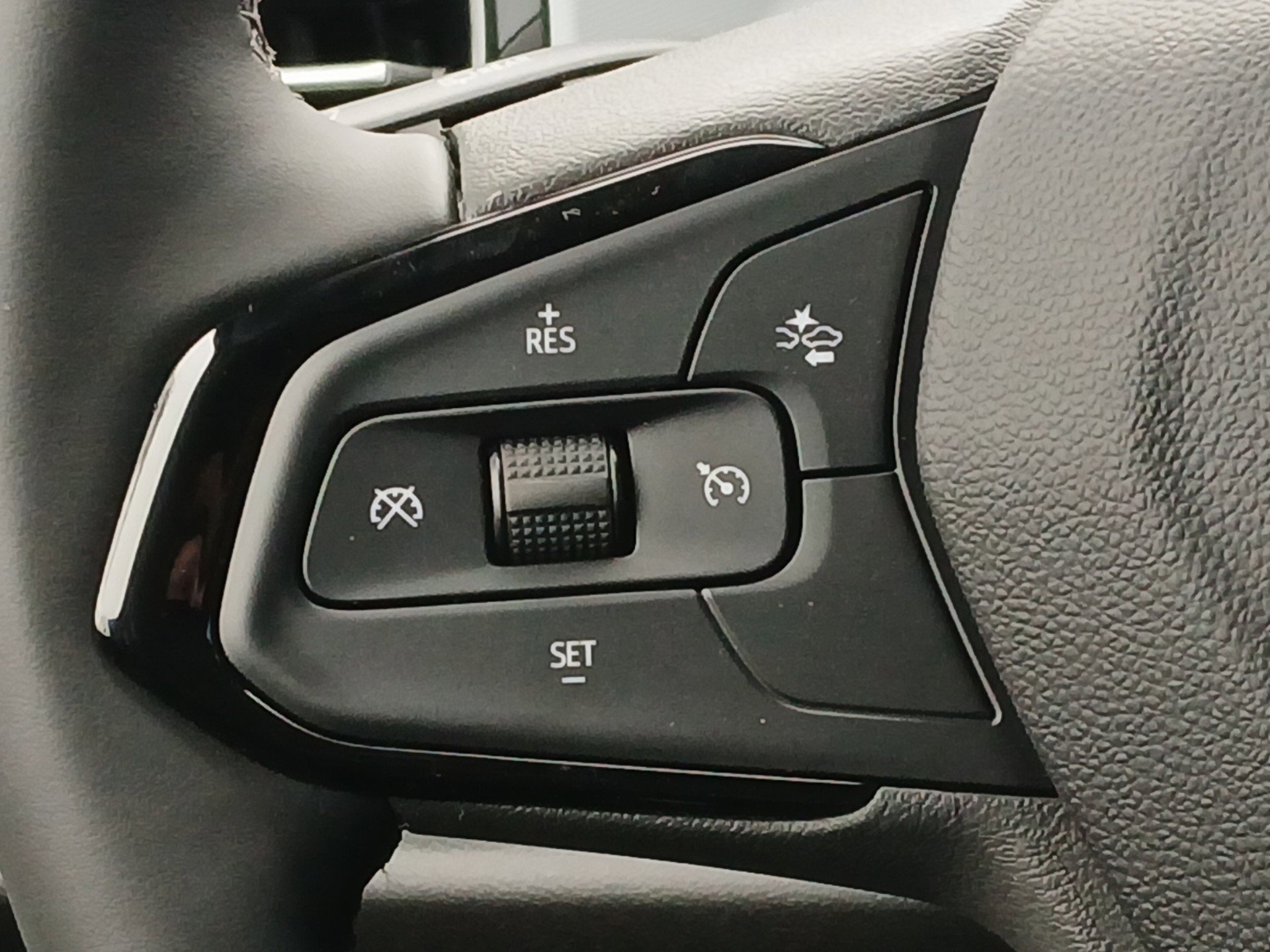 New 2027 Chevrolet Bolt LT w/ Comfort Package image 9