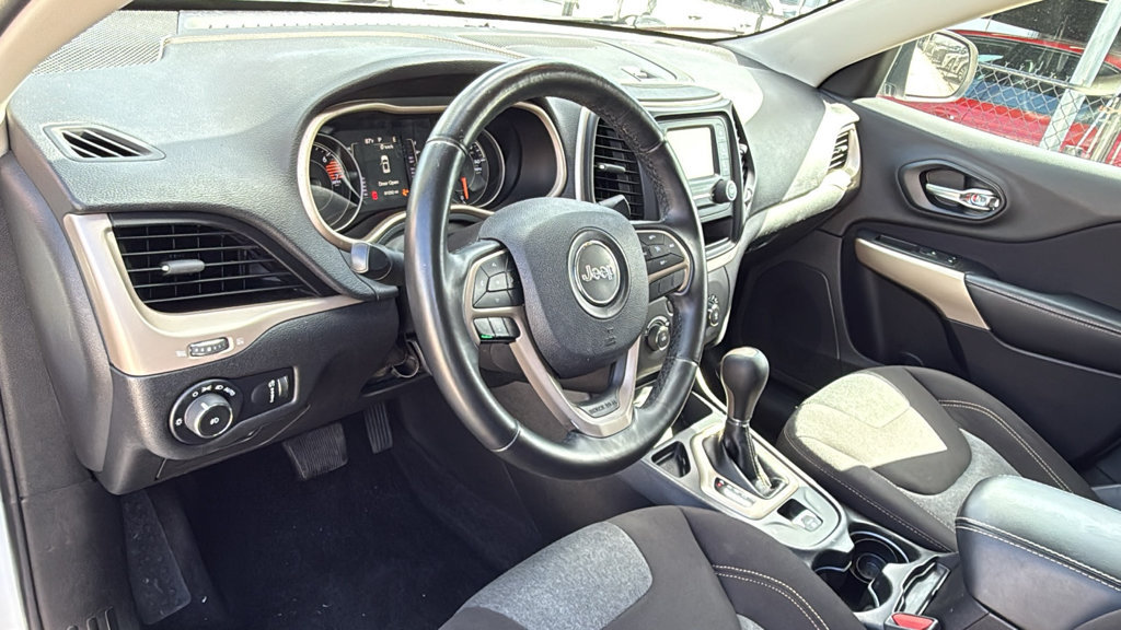 Used 2018 Jeep Cherokee Latitude FWD image 24