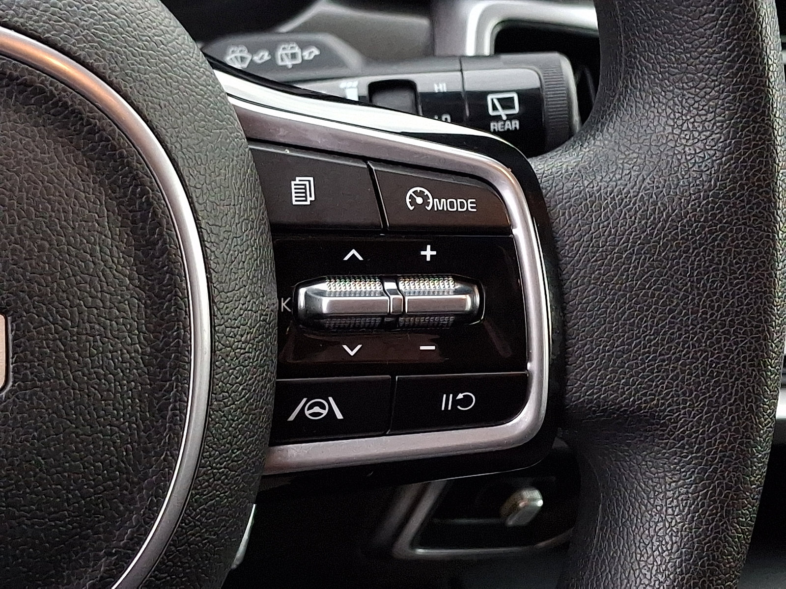 Used 2023 Kia Sorento LX image 21