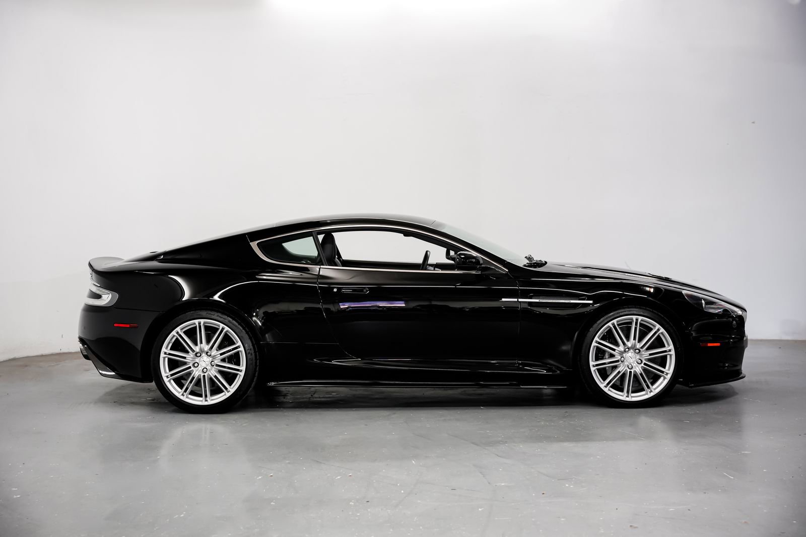 Used 2009 Aston Martin DBS Coupe RWD image 2