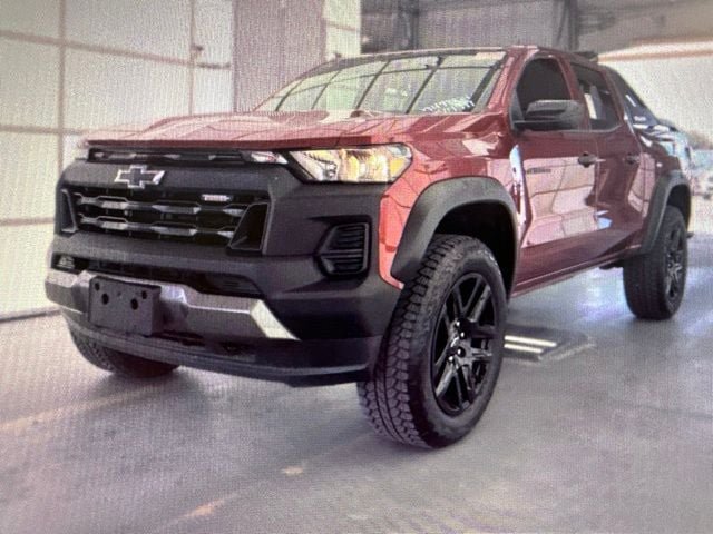 Used 2025 Chevrolet Colorado Trail Boss w/ Midnight Edition AWD/4WD image 4