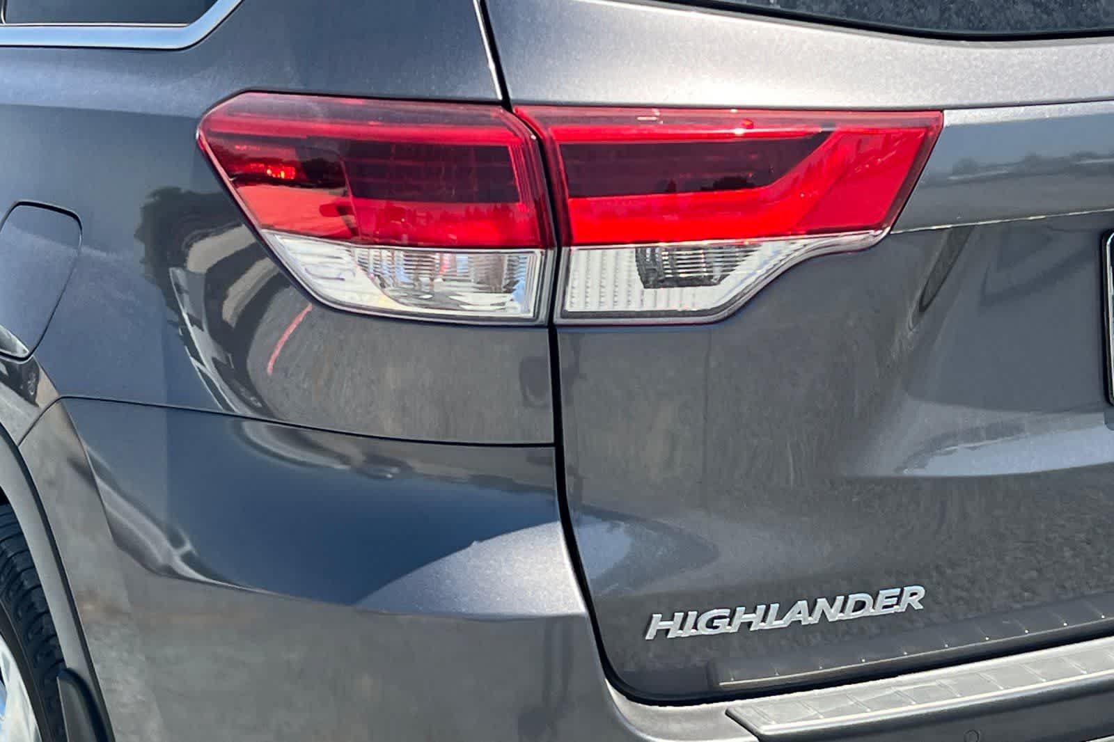 Used 2017 Toyota Highlander Limited w/ Carpet Mat Package AWD/4WD image 38