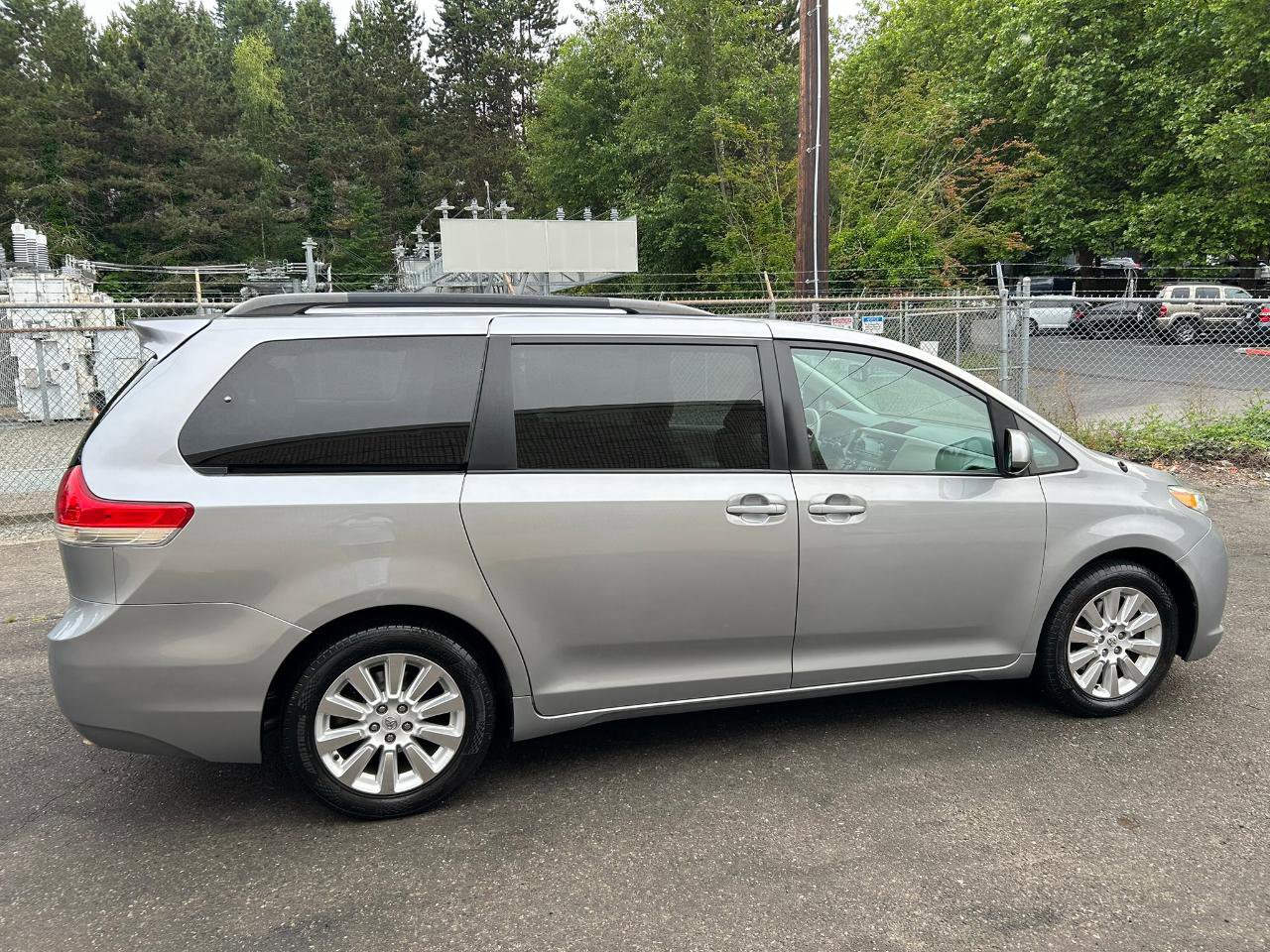 Used 2014 Toyota Sienna XLE AWD/4WD image 4