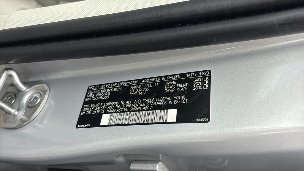 Certified 2024 Volvo XC60 B5 Plus w/ Climate Package AWD/4WD image 33
