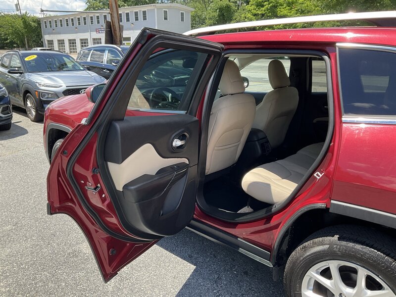 Used 2016 Jeep Cherokee Latitude FWD image 14