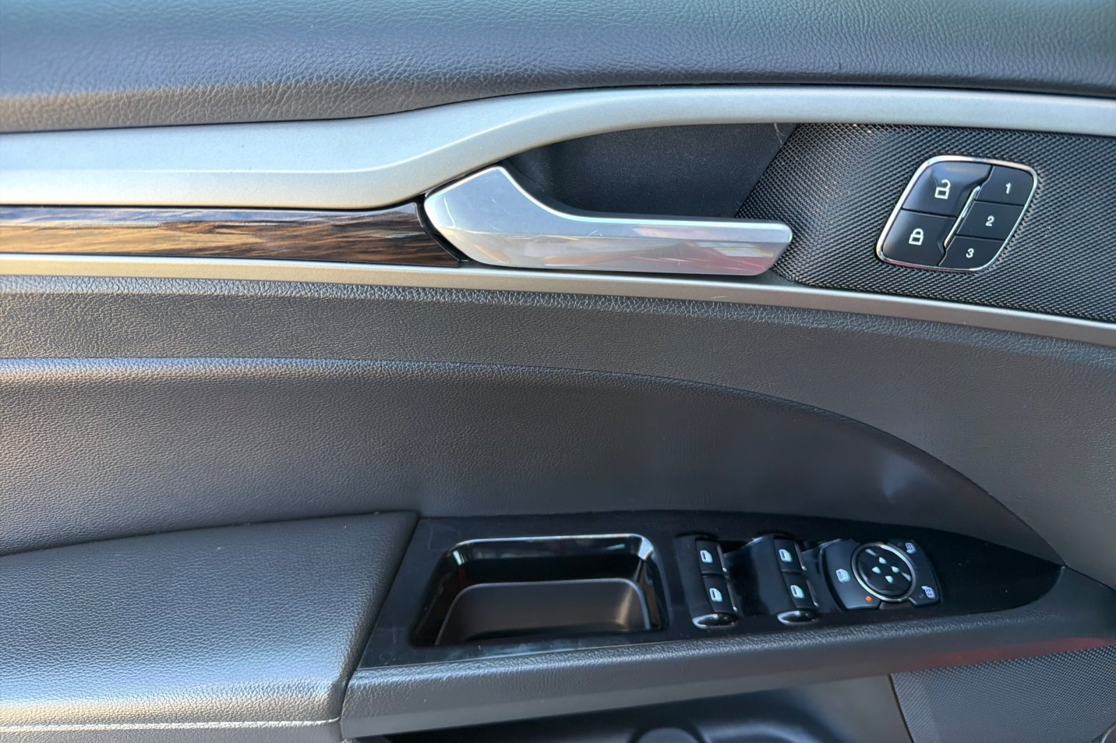 Used 2015 Ford Fusion Energi SE FWD image 12