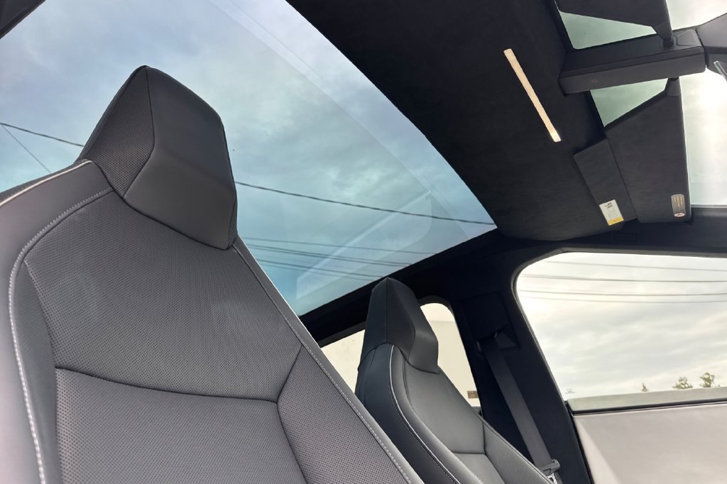Used 2024 Tesla Cybertruck AWD Crew Cab image 15