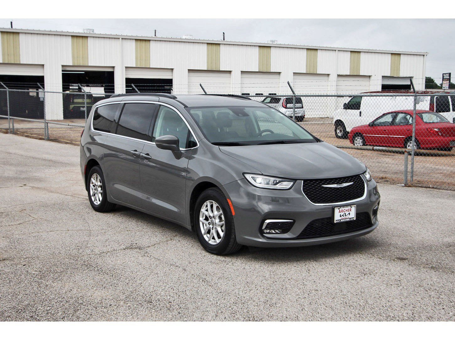 Used 2022 Chrysler Pacifica Touring-L w/ Uconnect Theater Family Group FWD image 9