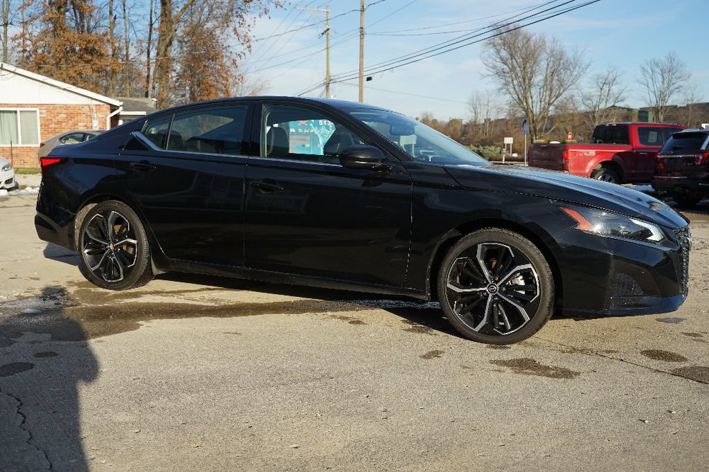 Used 2023 Nissan Altima 2.5 SR FWD image 2