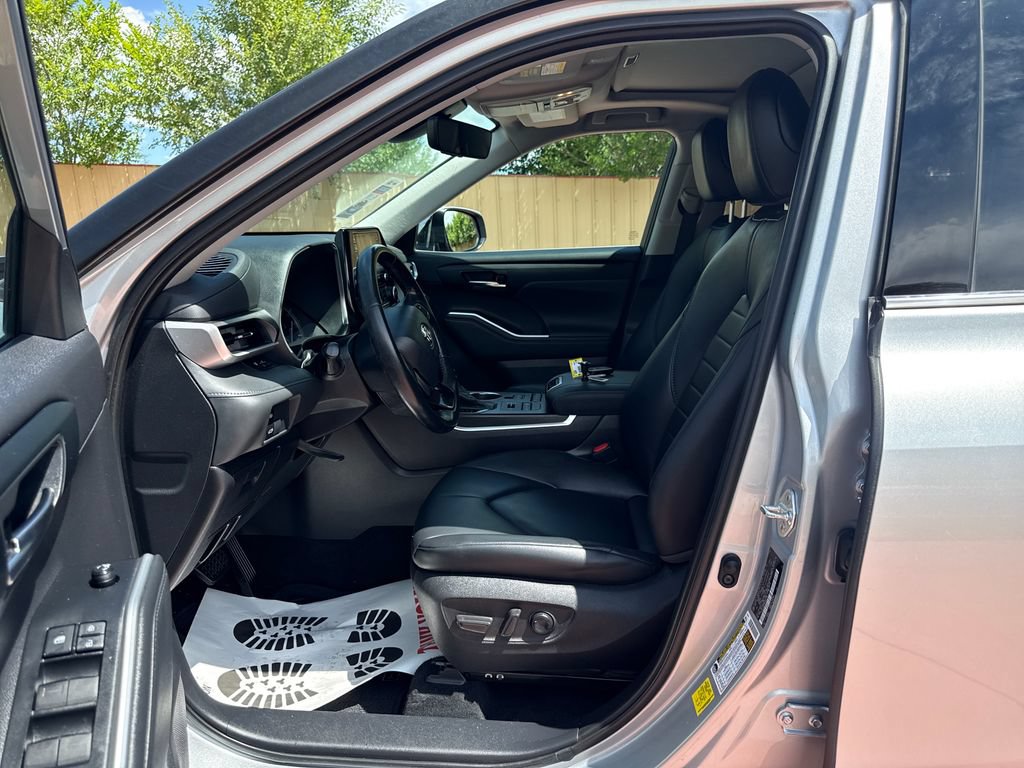Used 2021 Toyota Highlander XLE AWD/4WD image 9