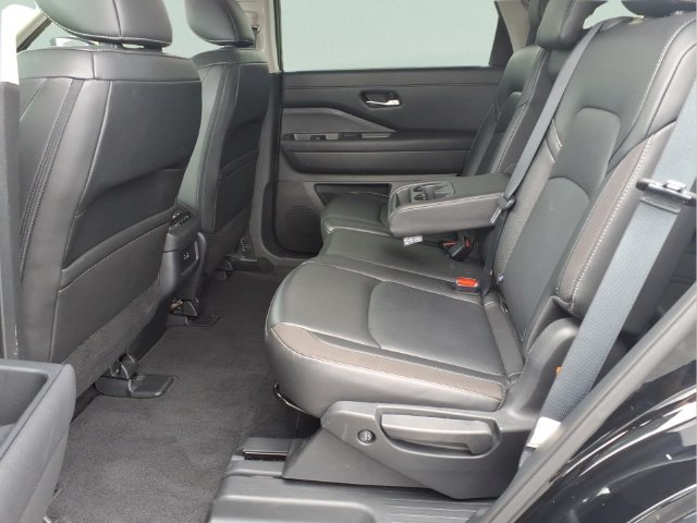 Used 2025 Nissan Pathfinder SL AWD/4WD image 18