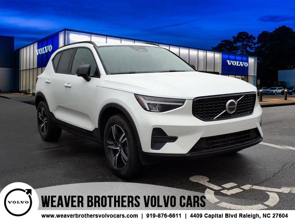 New 2026 Volvo XC40 B4 Core w/ Climate Package